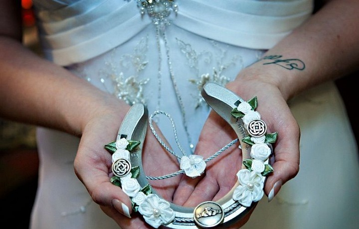 Irské nevěsty kdysi nesly uličkou skutečnou podkovu, otevřenou stranou vzhůru, takže štěstí nikdy neminulo