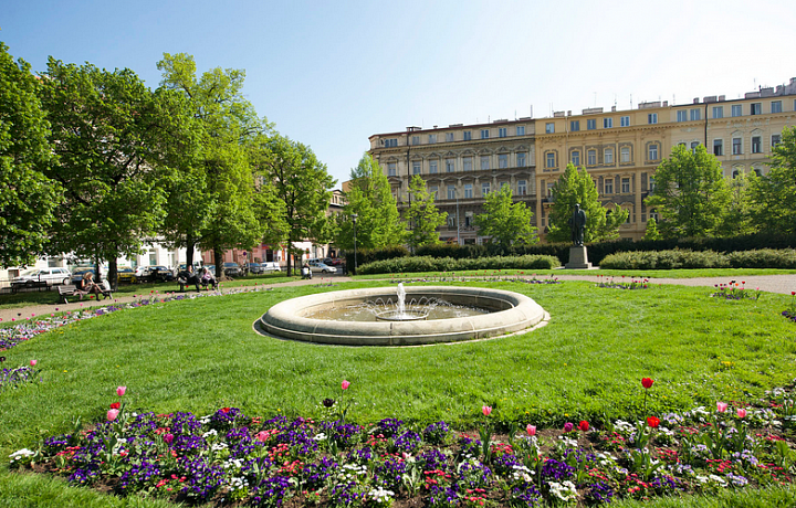 Rozkvetlé parky na Praze 5