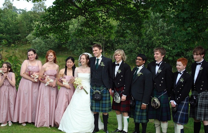 Novomanželé se svatebními hosty