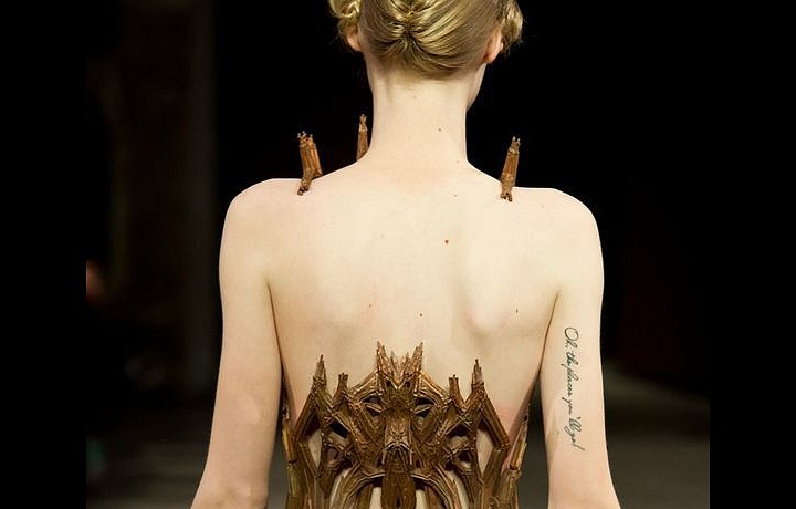 Šaty Iris Van Herpen