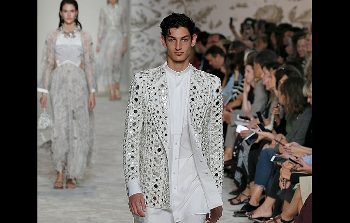 Kolekci otevřela svěží bílá