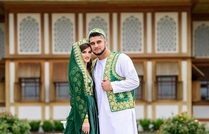 Do popředí se také dostávají tradiční oděvy, které Afghánci běžně nosili před desítkami let a nyní zažívají znovuobjevení 