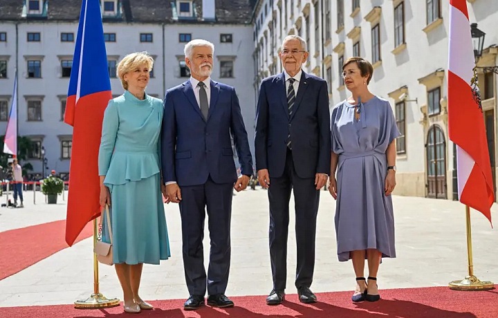 Eva Pavlová na návštěvu VÍdně zvolila světle modré šaty. Ty se setkaly s kritikou.