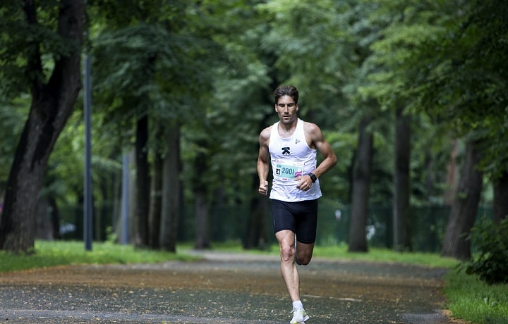 David běhá denně. 