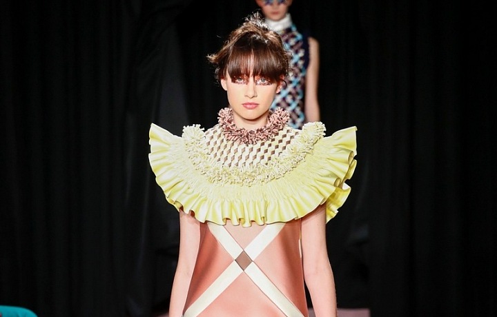 Luxusní móda s lesklým materiálem.