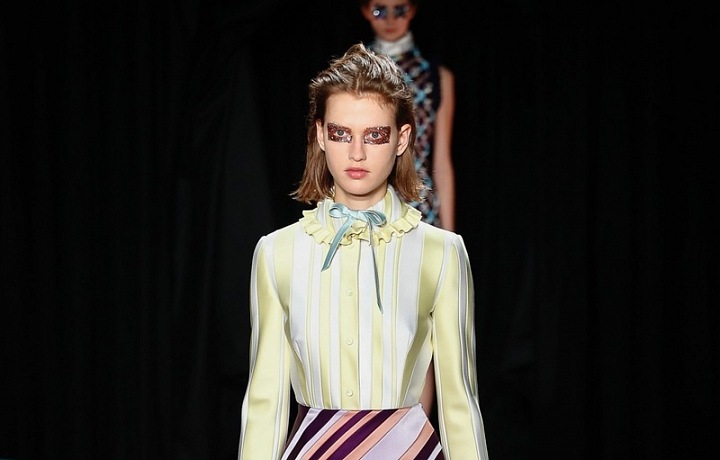 Světlá žlutá je trendy.