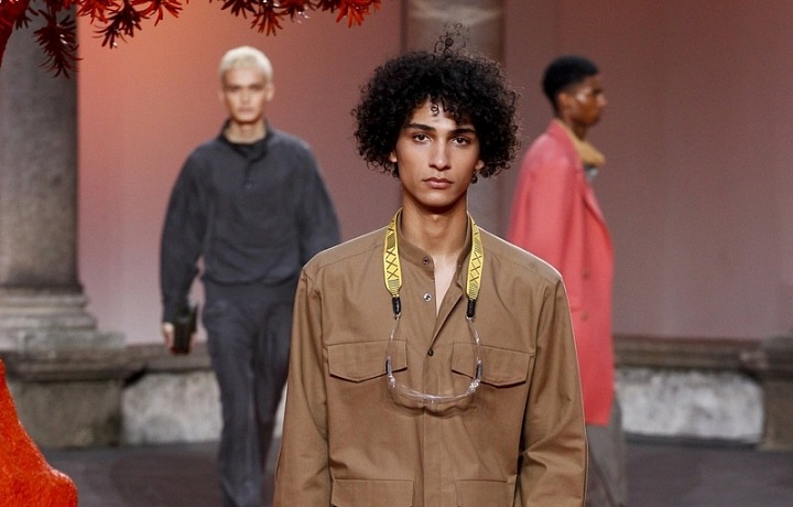 Hnědé oblečení ve stylu safari.