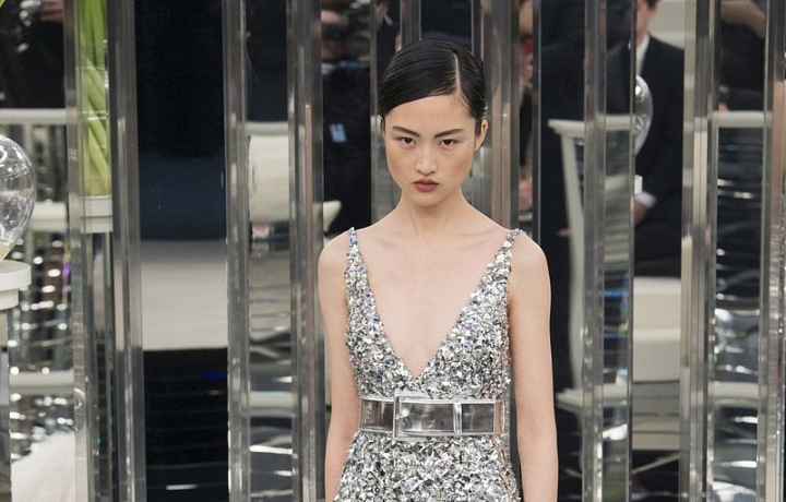 Stříbrné flitry a pštrosí peří