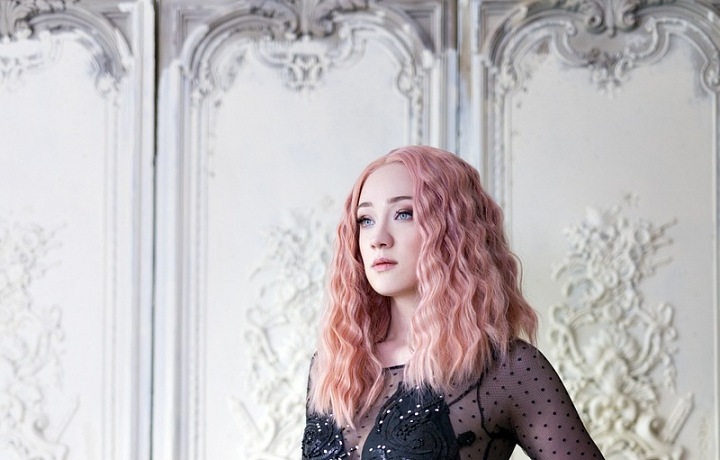 Netradiční dámský společenský oděv - kalhoty