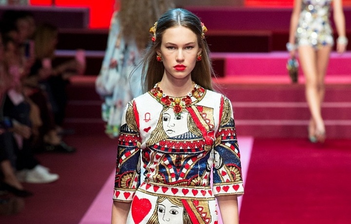 Šaty pro odvážnou ženu.