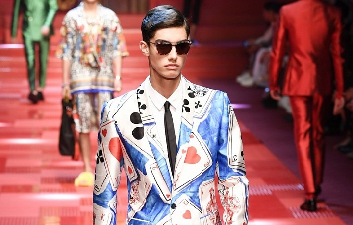 Trochu extravagance.