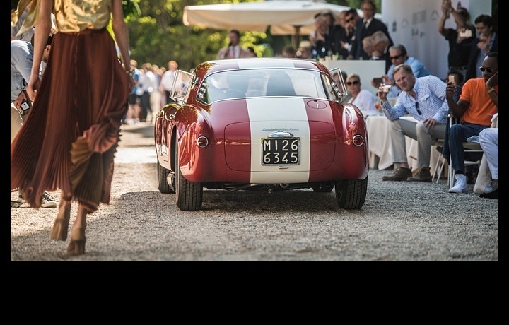 Přehlídka historický vozů při jezeře Como