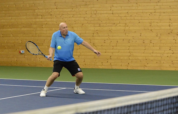 Starosta je vynikajícím sportovcem, vyniká obzvláště v tenise. 