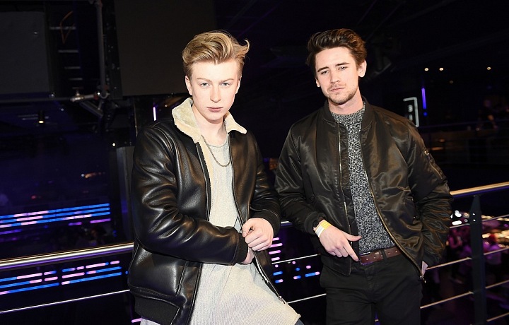 I kluci si u zábradlí zapózovali.