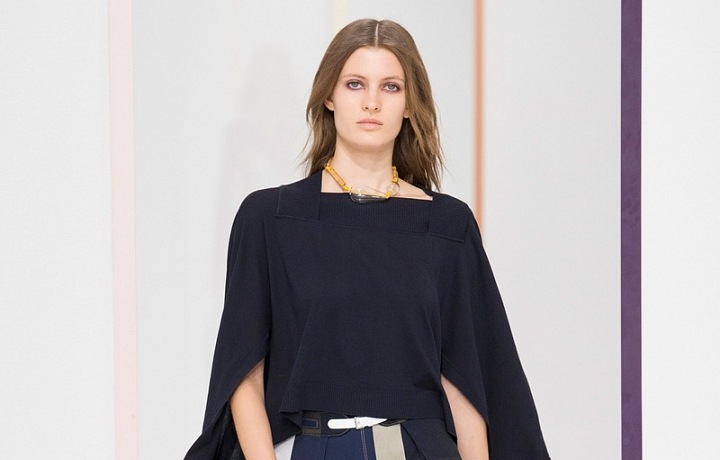 Velká kostka zdobí módní kousky.