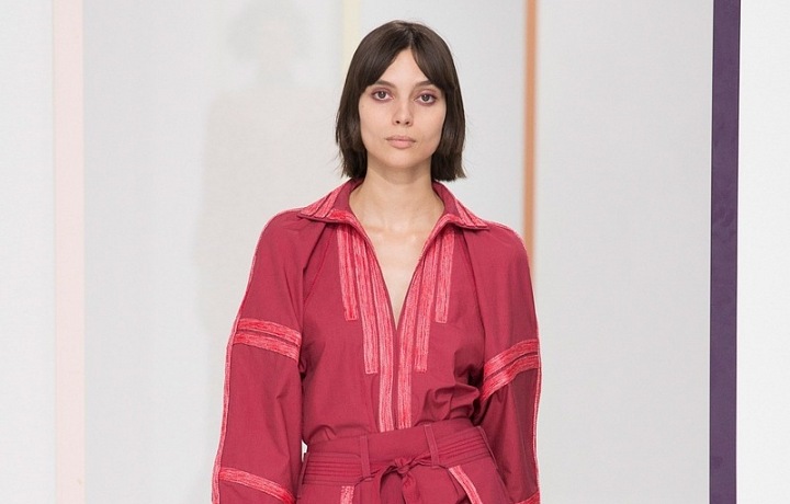 Výrazné barvy ovládají šatník.