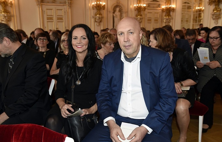 S partnerkou Veronikou pracují na stejném úřadě. 