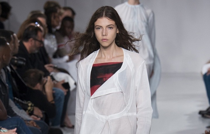 Oblečení se stylovým potiskem.