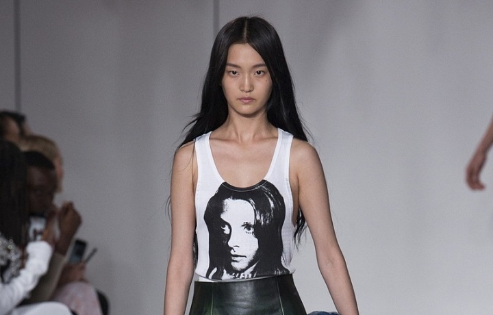 Zajímavá kožená sukně.