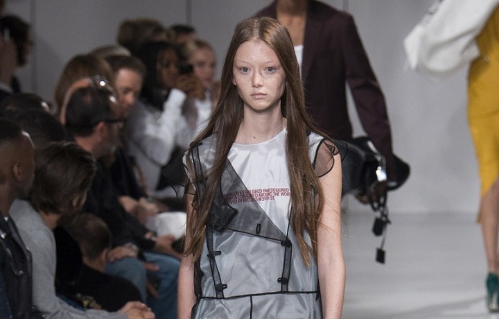 Asymetrické střihy a kombinaci látek si zamilujete.