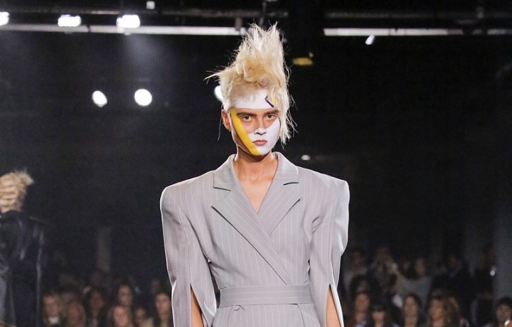 Kolekce na Halloween nebo pro superhrdiny? Gareth Pugh SS19.