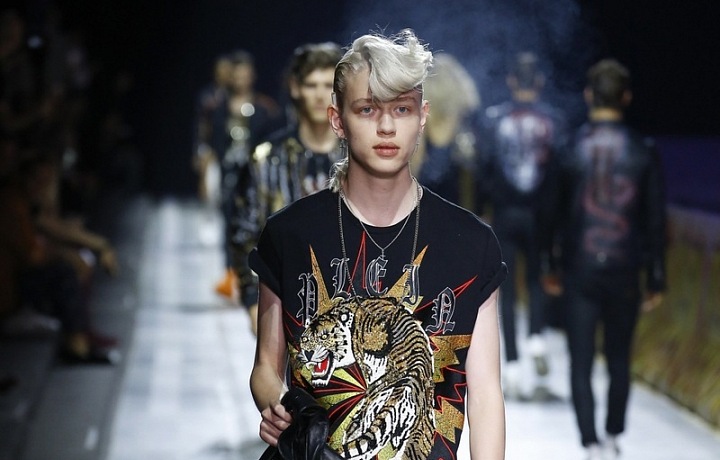 Trika zdobí výrazné motivy