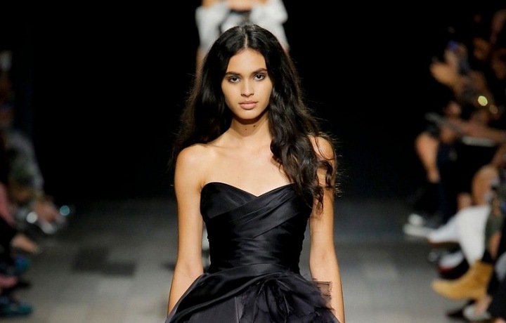 Z materiálů nechybí ani satén