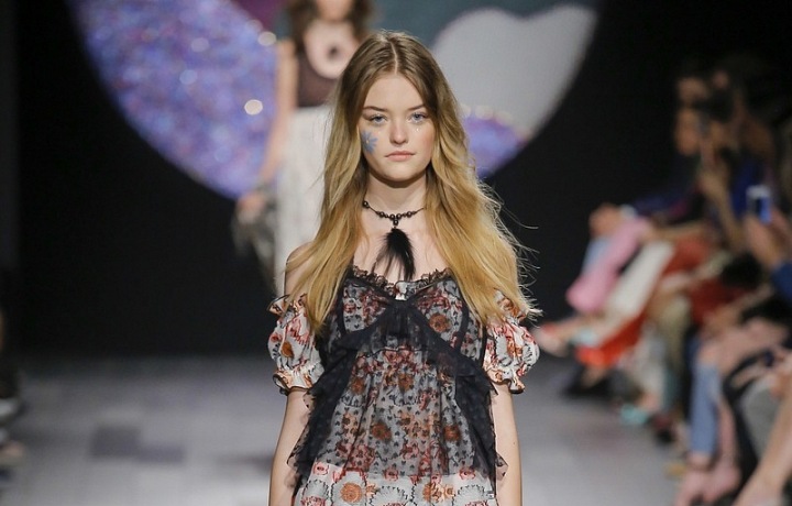 Volné materiály s různým vzorem.