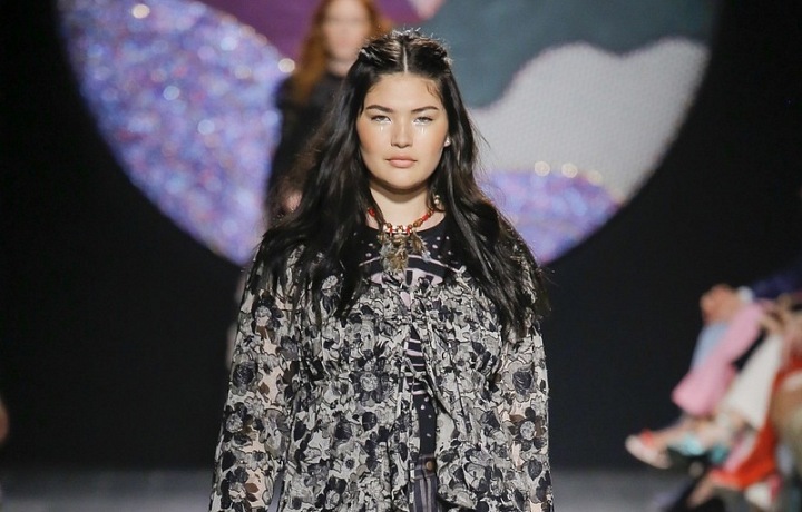 Volné materiály s různým vzorem.