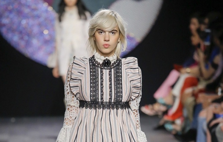 Průsvitná krajka vypadá velmi romanticky.