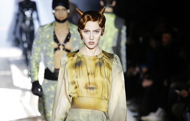 Šaty Moschino jsou uměleckým dílem