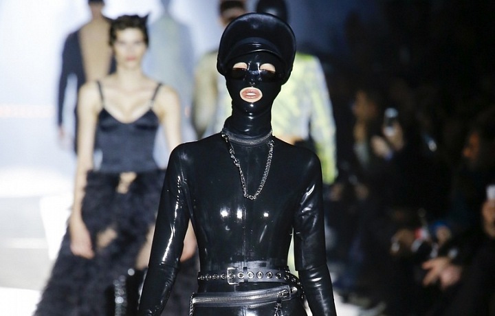 Kočičí žena Moschino v latexu