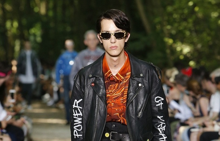 Kontrast kožené bundy a havajské košile 