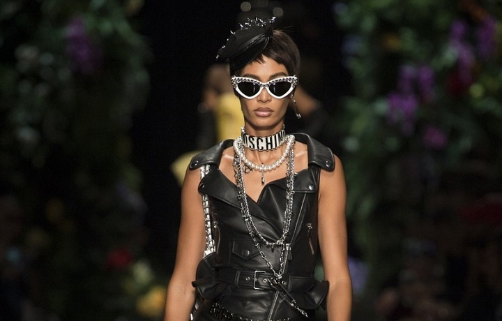 Rockerský styl a spoustu doplňků.