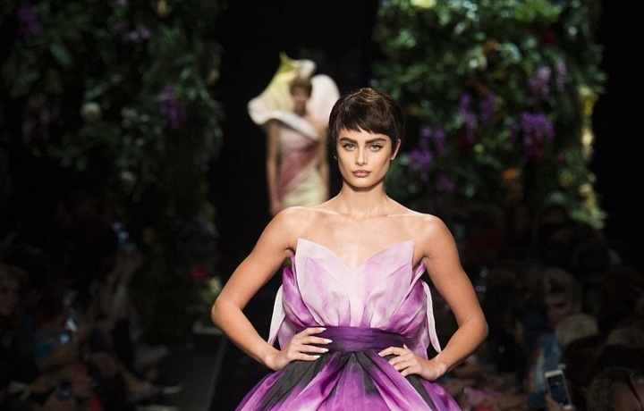 Šaty jako krásné a rozkvetlé květiny.