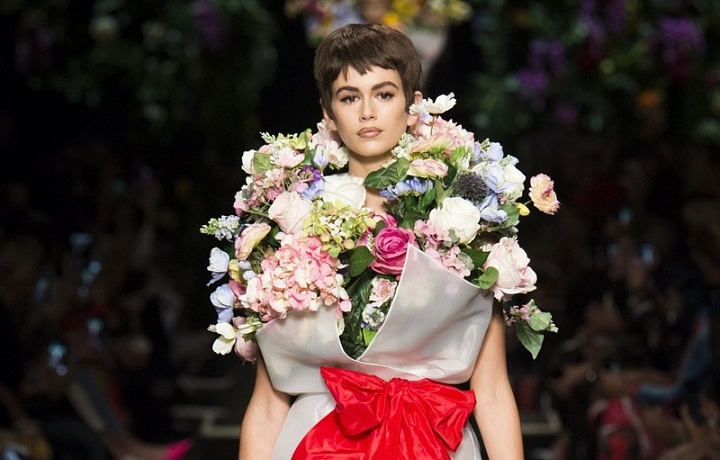 Šaty jako krásné a rozkvetlé květiny.