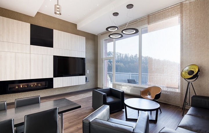 Apartmány mají i krb. 