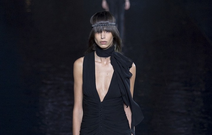 Pánské prvky v kolekci podtrhují ženské tvary. 