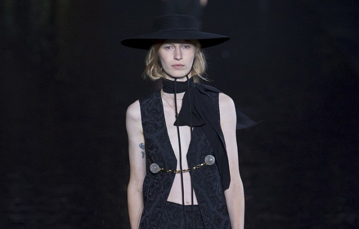 Kolekce SS19 spojuje ženskost s pánským stylem. 