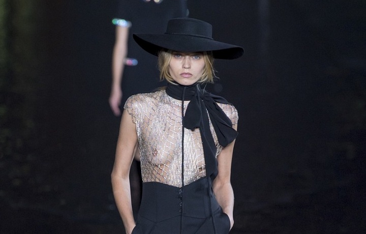 Pánské prvky v kolekci podtrhují ženské tvary. 