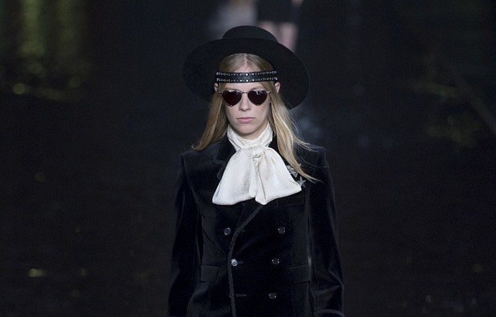 Pánské prvky v kolekci podtrhují ženské tvary. 