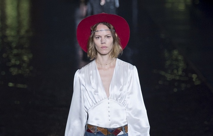 Kolekce SS19 spojuje ženskost s pánským stylem. 