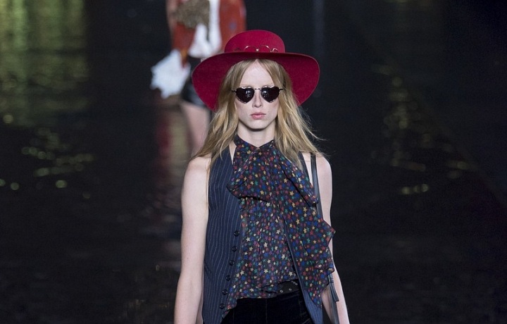 Kolekce SS19 spojuje ženskost s pánským stylem. 