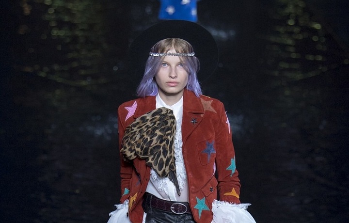 Pánské prvky v kolekci podtrhují ženské tvary. 