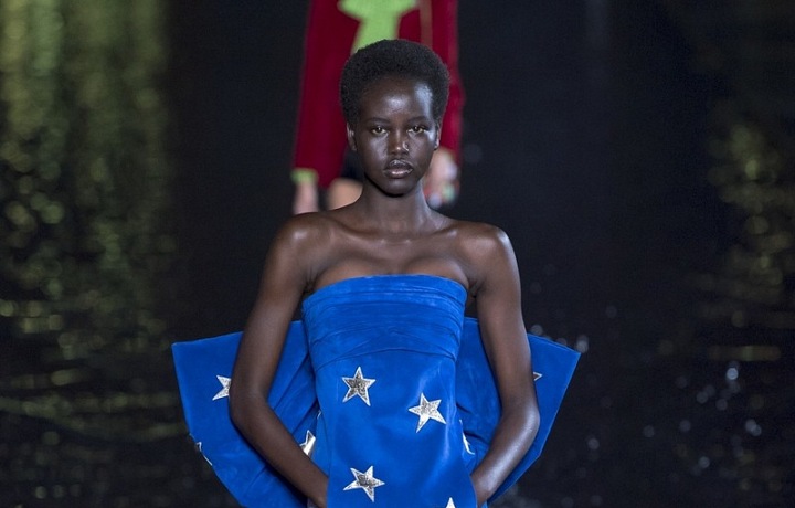 Kolekce SS19 spojuje ženskost s pánským stylem. 