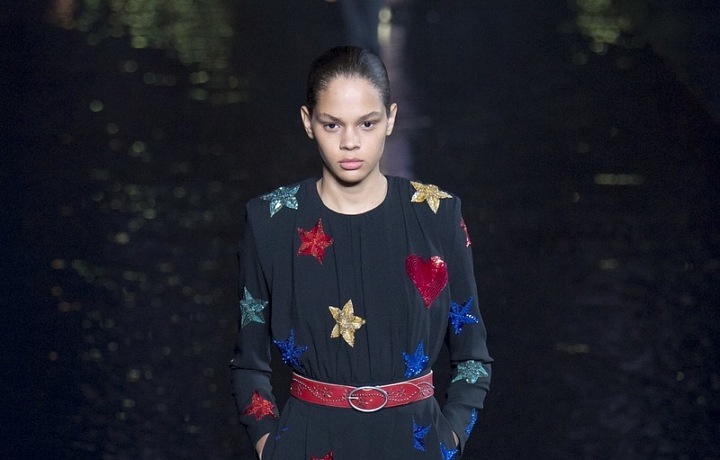 Kolekce SS19 spojuje ženskost s pánským stylem. 