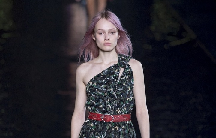 Kolekce SS19 spojuje ženskost s pánským stylem. 