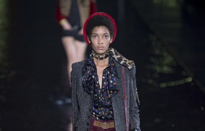 Kolekce SS19 spojuje ženskost s pánským stylem. 