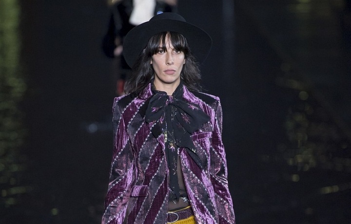 Kolekce SS19 spojuje ženskost s pánským stylem. 