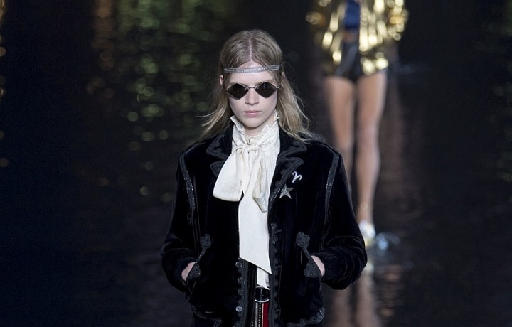 Kolekce SS19 spojuje ženskost s pánským stylem. 